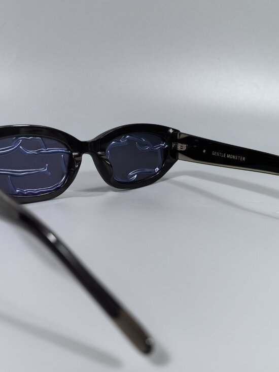 Gentle Monster Venom Cat-Eye Sunglasses - Black, Like New!